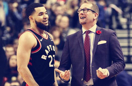 兩人因肘部 兩人因肘部