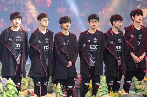 球迷们不但 球迷们不但